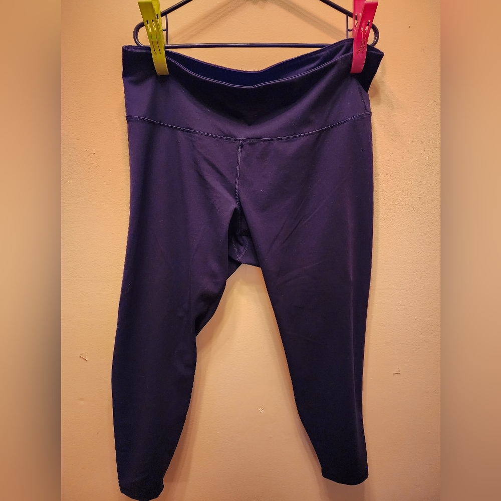Old Navy activewear, Navy color 2X, go dry high rise waist leggings 7/8 length.